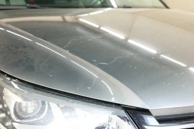 Kirli lekeli modern otomobil, yakın plan görünüm