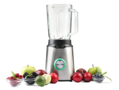 Blender ve taze malzemeler beyaza izole edilmiş.