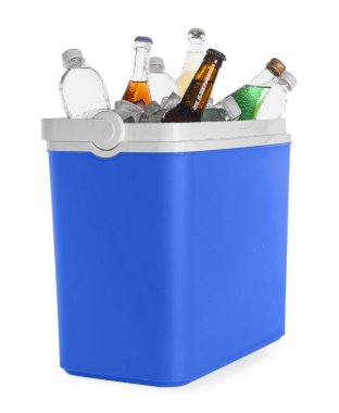 Beyaz kutuda izole edilmiş birçok içki şişesi var.