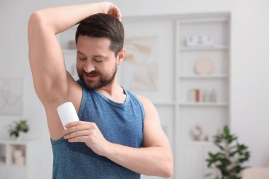 Evde deodorant süren yakışıklı bir adam. Metin için boşluk