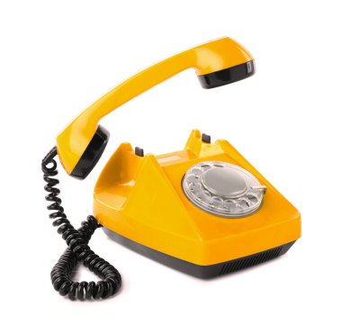 Döner kadranlı eski sarı telefon beyaz üzerinde izole