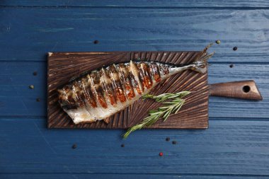 Lezzetli ızgara uskumru, biberiye ve ahşap masa, üst manzara.