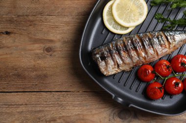 Lezzetli ızgara uskumru, domates, limon ve maydanoz ahşap masa, üst manzara. Metin için boşluk