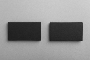 Gri arka planda boş kartvizitler, üst manzara. Tasarım için model