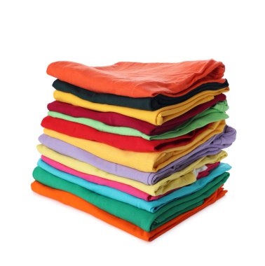 Beyaza izole edilmiş temiz renkli tişörtler yığını