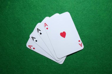Poker oyunu. Yeşil masada kağıt oynamak, düz uzanmak