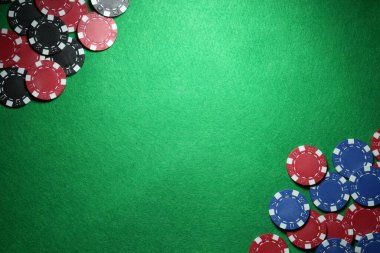Poker fişleri yeşil masada, düz yatıyordu. Metin için boşluk