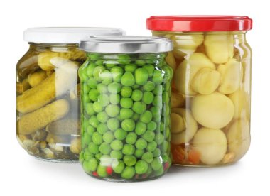 Farklı turşulu ürünler beyaz kavanozlarda izole edilmiş.