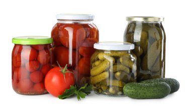 Kavanozda lezzetli sebze turşusu, taze salatalık, domates ve maydanoz.