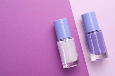 Renkli arka planda şişelere oje sürdüm, düz yatıyordum. Metin için boşluk