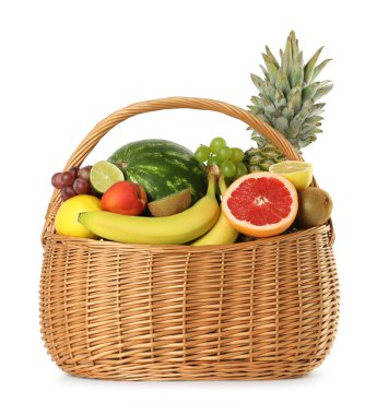 Beyaz sepetin içinde taze meyveler var.