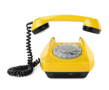 Döner kadranlı eski sarı telefon beyaz üzerinde izole
