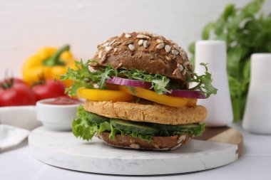 Beyaz masada nohut pirzolası ile nefis vegan burger, yakın plan.