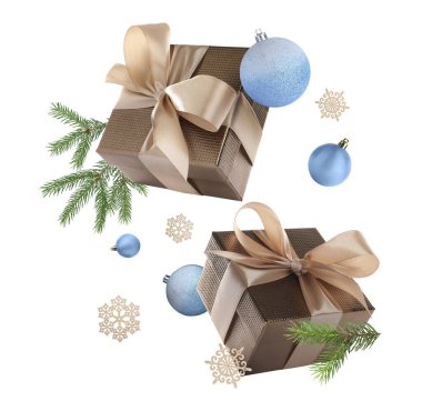 Hediye kutuları, Noel baloları, köknar ağacı dalları ve beyaz arka planda süslü kar taneleri.