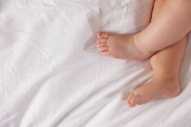 Evdeki yatakta uyuyan şirin küçük bebek, üst manzara. Metin için boşluk