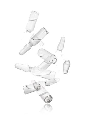 Birçok ampul ve cam parçası beyaz arkaplana düşüyor