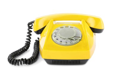 Döner kadranlı eski sarı telefon beyaz üzerinde izole