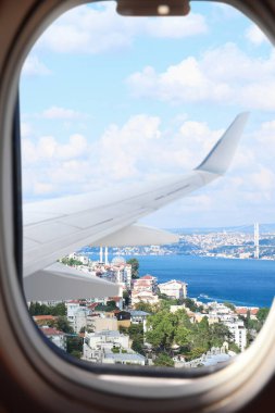 Kalkan ya da inen uçak, pencereden şehre bakıyor
