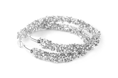 Güzel bijouterie. Beyaz renkte izole edilmiş zarif küpeler