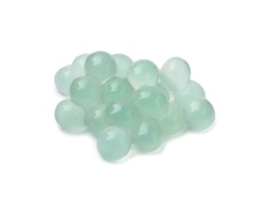 Beyaza izole edilmiş parlak tapyoka incileri yığını