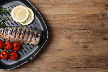 Lezzetli ızgara uskumru, domates, limon ve maydanoz ahşap masa, üst manzara. Metin için boşluk