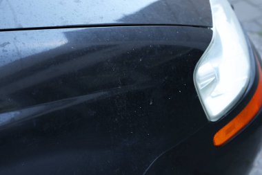 Kirli lekeli modern otomobil, yakın plan görünüm