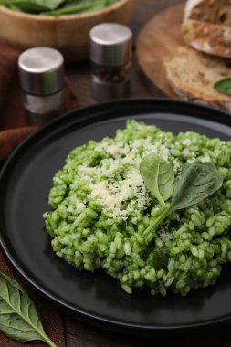 Parmesan peynirli lezzetli ıspanaklı risotto, yakın plan.