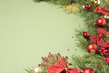 Noel süsü ve köknar ağacı dalları yeşil arka planda, yakın plan. Metin için boşluk