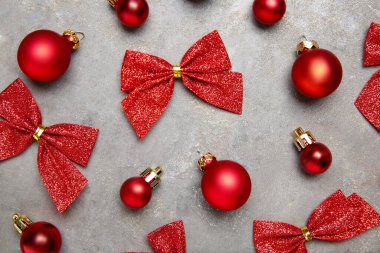 Gri desenli masa üzerinde Noel dekoru olan düz bir kompozisyon.