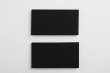 Açık gri arka planda boş kartvizitler, üst manzara. Tasarım için model