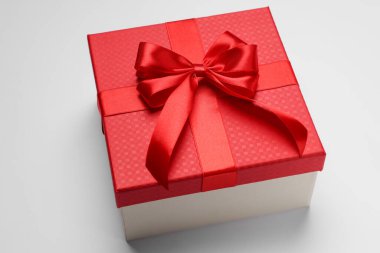 Açık gri arkaplanda fiyonklu hediye kutusu