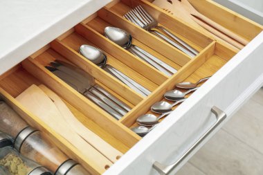 Çekmecede çatal bıçaklı kutu, yakın çekim. Mutfak gereçleri deposu