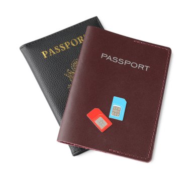 Pasaportlar ve SIM kartlar beyaz, üst görünümde izole