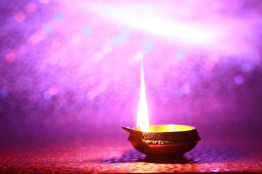 Diwali kutlaması. Mor arkaplanda Diya lambası. Metin için boşluk