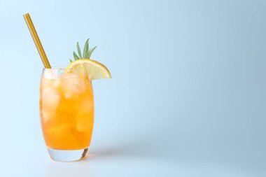 Açık mavi arkaplanda bardakta pipetle yenilenen lezzetli içecek, metin için yer