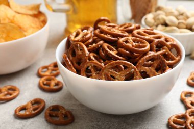 Lezzetli krakerler, bira ve diğer atıştırmalıklar ışık masasında, yakın plan.