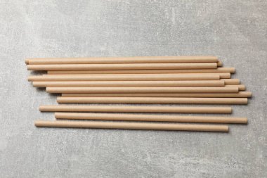 Gri desenli masa üzerinde bambu pipetleri, üst görünüm