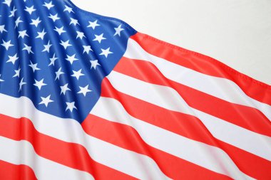 Amerika bayrağı beyaz masada, yukarıda.