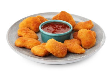 Acı biber soslu tabak ve beyaza izole edilmiş nugget.