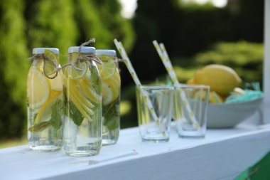 Limonata parktaki ferahlatıcı içecekle birlikte duruyor.