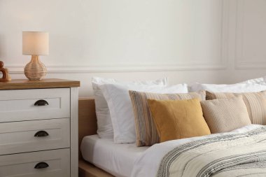 Odasında güzel yastıklar olan bir yatak. İç tasarım