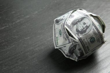 Gri masada dolardan yapılmış bir top. Metin için boşluk