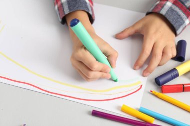 Işık masasında resim çizen çocuk, yakın plan.