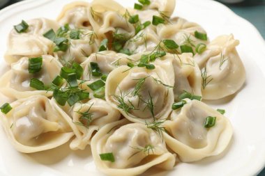 Lezzetli pelmeni yeşil soğanlı ve dereotlu, yakın plan.