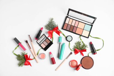 Makyaj ürünleri ve Noel dekor beyaz arka plan üzerinde düz yatıyordu kompozisyonu