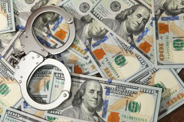 Bir yığın banknota kelepçe takmak, düz yatmak. Metin için boşluk