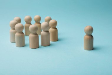 Yalnızlık kavramı. Açık mavi arkaplanda diğerlerinden uzak insan figürü