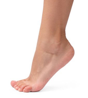 Beyaz arka planda çıplak ayaklı kadın, yakın plan görüntüsü