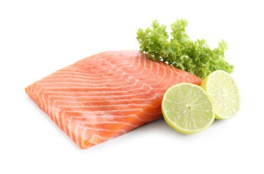 Beyaz üzerine izole edilmiş taze somon, limon ve marul.