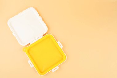 Şeftali arka planda plastik sandviç kutusu, üst manzara. Metin için boşluk